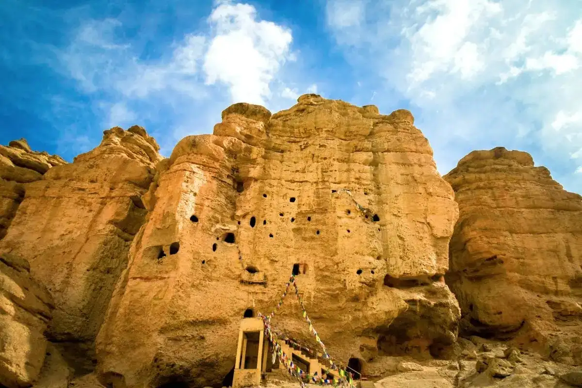 The Mustang Caves of Yara and Luri — 2,000-Year-Old Cliff Dwellings